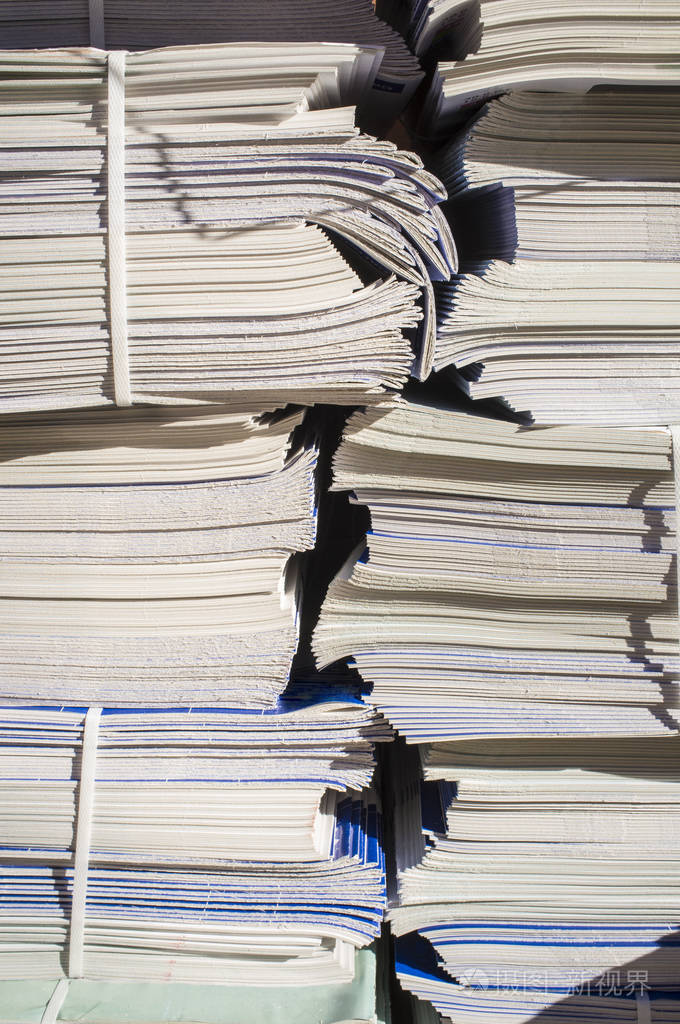 捆绑在人行道上的广告小册子