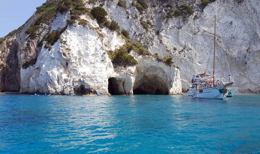 蓝色的洞穴和游客游艇在希腊扎金索斯岛上的美景