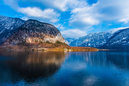 从 Hallstat 看美丽的湖泊和山脉