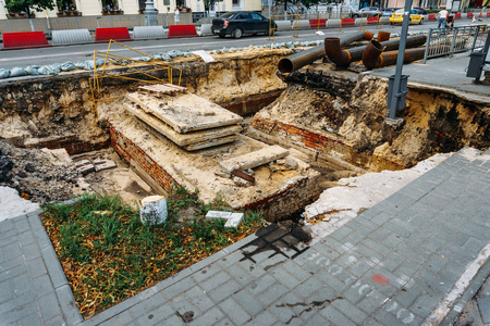 道路和沃罗涅日市的地下供水管道的修复
