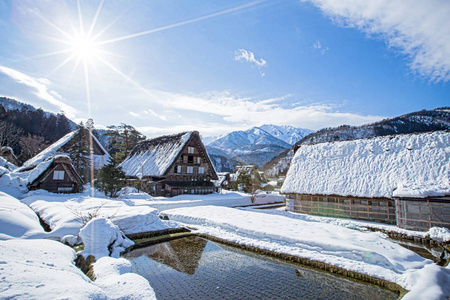 历史村落的白河去和 Gokayama, 观日落, 日本. 冬天在白河去日本. 合掌zukuri 村, 乡和 Gokaya