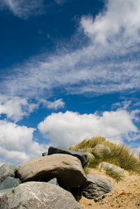 在蓝色的天空海滩岩图片