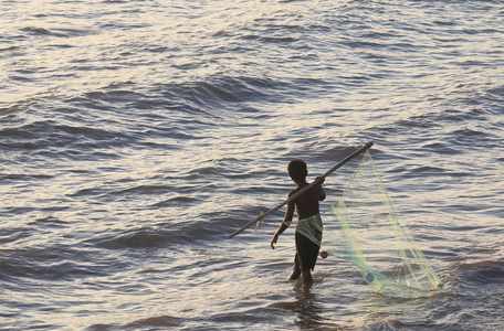 印度儿童渔民在孟买捕鱼