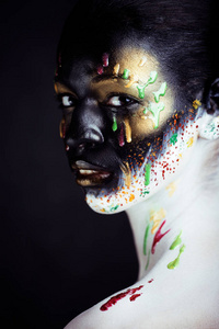 与创意化妆特写像女人滴颜色，facepai