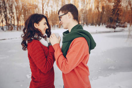 夫妇在白雪皑皑的公园里开心的爱情