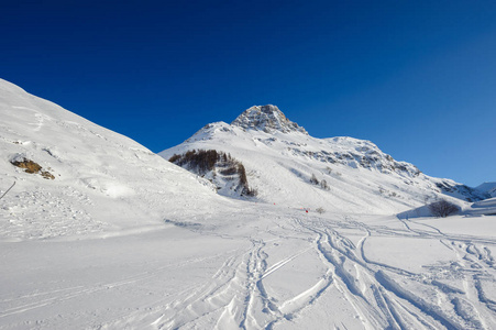 高山冬季雪山景观。法国 Isere