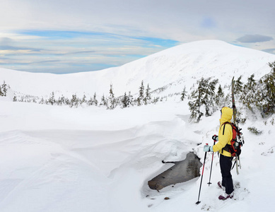 高山旅游滑雪者在冬天山