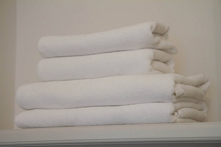 架子上的毛巾堆