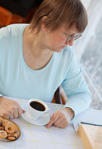 上了年纪的女人喝咖啡吃饼干图片