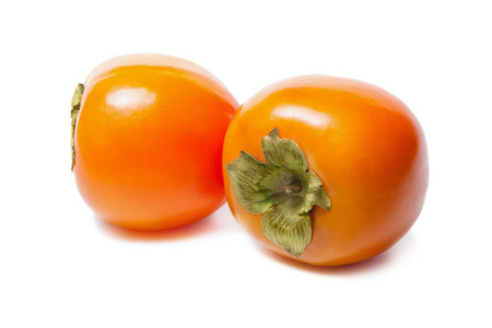 两个完整的新鲜成熟的柿子在白色的隔离