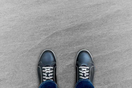 黑色休闲鞋站在石地板上