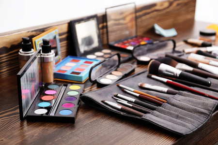 梳妆台上专业化妆师的化妆品和工具