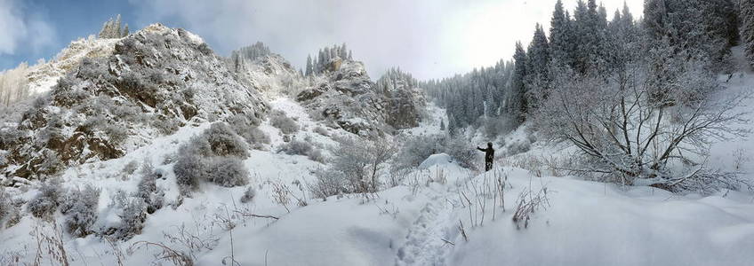 Butakovskoe 峡在 Alatau 山脉的冬季。哈萨克斯坦阿拉木图