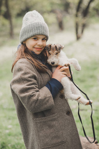 女孩玩狗狐犬户外