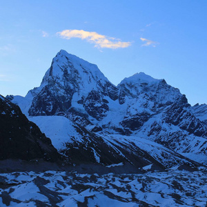 清晨, 高山 Cholatse 和 Taboche。查看