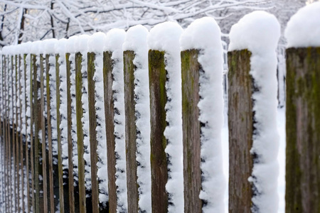 雪覆盖着的木栅栏