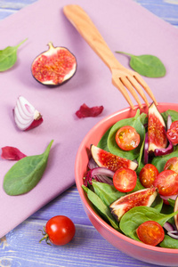 新鲜准备水果和蔬菜沙拉配木叉 健康的生活方式和营养的概念