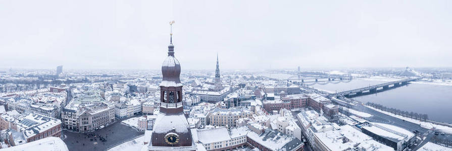 里加老城的全景在冬天的日子。里加下雪。全景