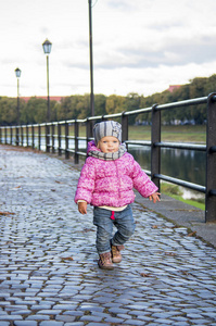 秋天的午后, 小女孩沿着海滨漫步