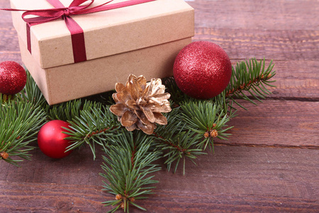 圣诞节装饰冷杉树与礼物箱子和许多球, 在木板材