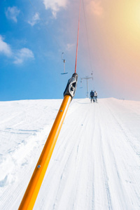乘坐按钮滑雪电梯观点