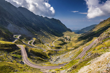 Transfagarasan 在夏天通过。穿越喀尔巴阡山