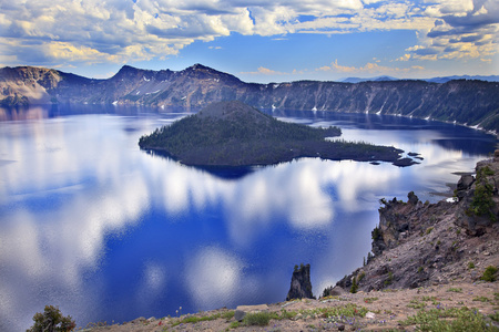 巫师岛火山口湖反射云蓝天