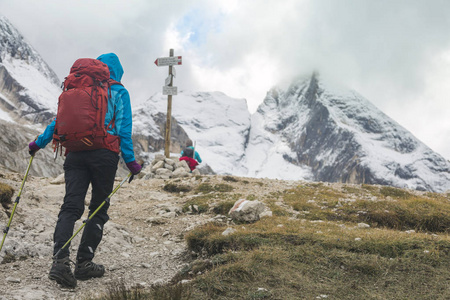 人们在山路上徒步旅行