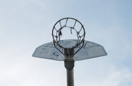 空的室外篮球篮板
