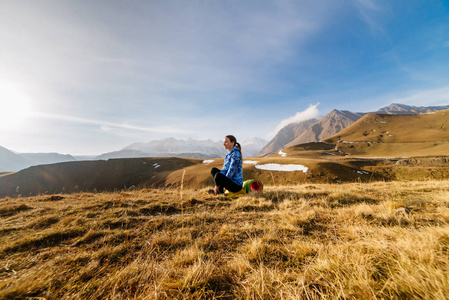 活跃的运动女孩沿高加索山脊旅行, 享受纯净的高山空气