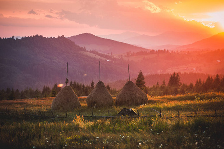 罗马尼亚农村在日落日出