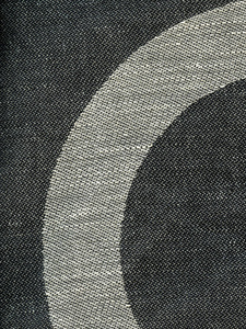 黑色纺织背景 decoraited 与一个灰色的圆圈片段