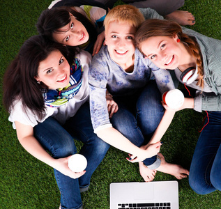集团的年轻学生在一起使用的便携式计算机