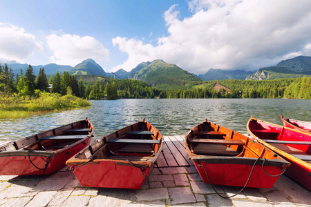 全景图山，越过 Tatra 山脉湖 Strbskepleso。夏天的颜色和游泳的船上