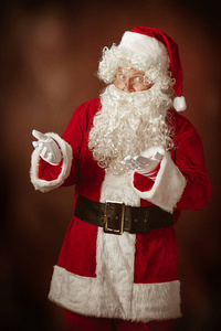 圣诞老人服装的人的画像