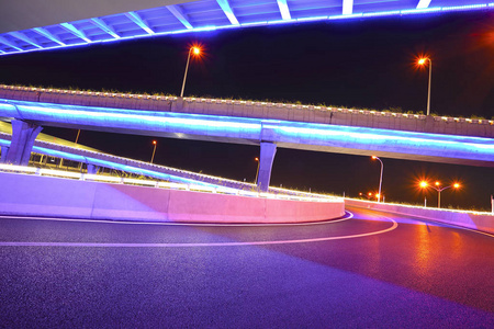 空路楼与城市高架桥的霓虹灯之夜