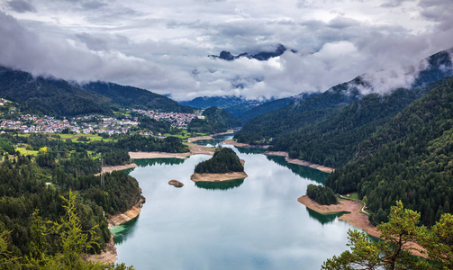 意大利阿尔卑斯山中心卡多雷湖全景