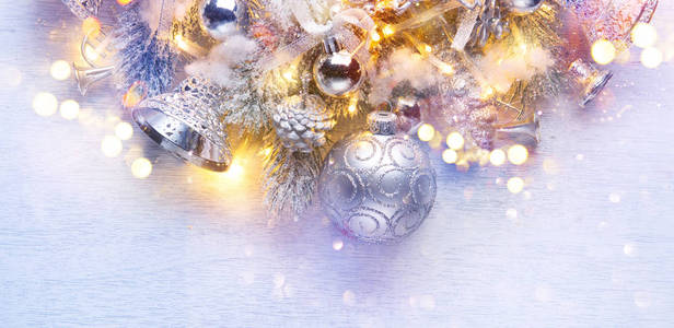银色圣诞节装饰球在白色木背景