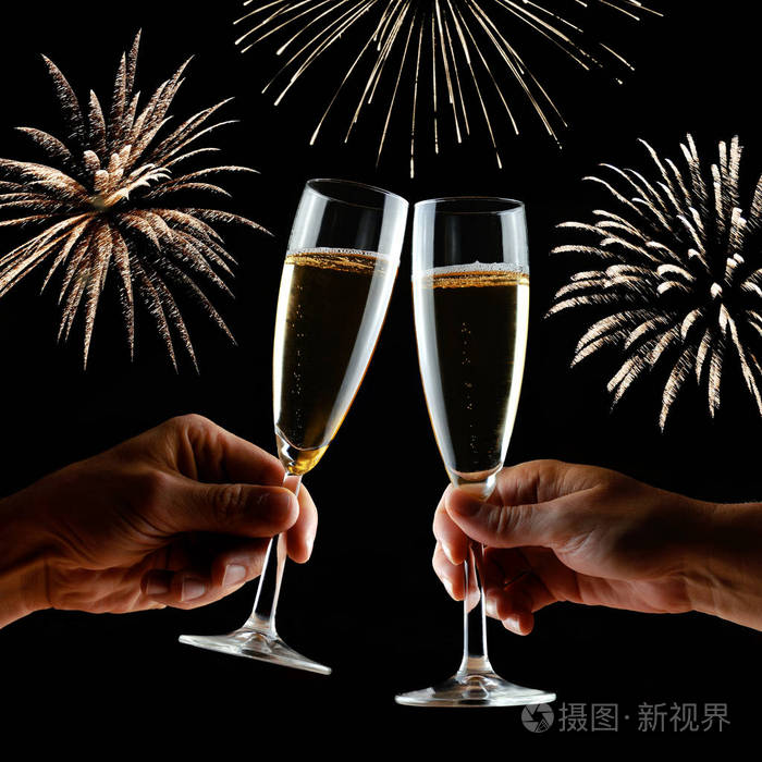 新年的烟花与手中的香槟碰杯