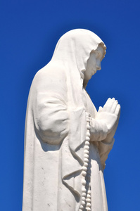 代表祈祷的白色雕像