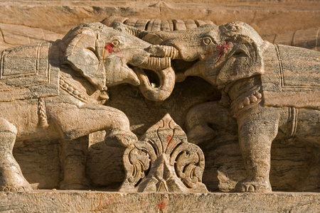 印度教庙墙上的两头大象图片