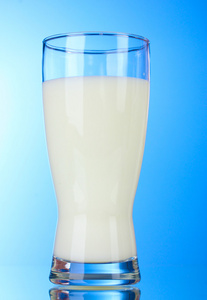 玻璃杯中的美味牛奶