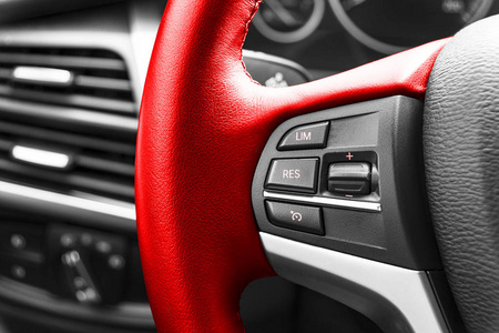 现代的汽车，汽车内部细节红色方向盘巡航控制按钮