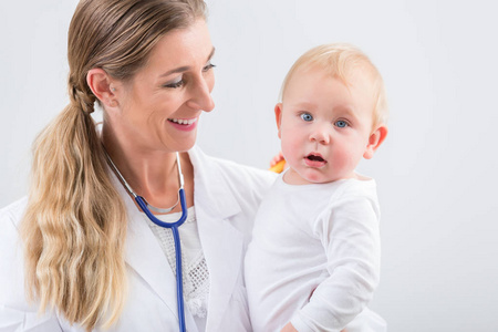 儿科护理专家的画像抱着可爱和健康的女婴