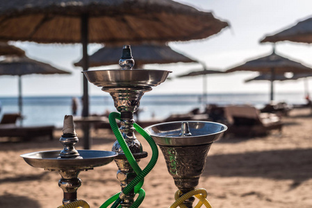 三豪华水烟水烟位于埃及沙姆沙伊赫红海沙滩上。特写