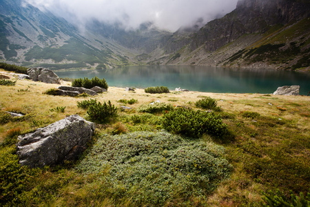 带湖的山景。