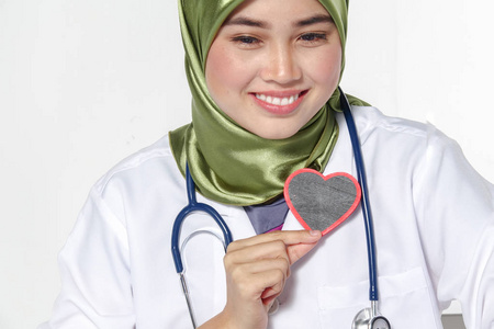 微笑女医生藏品心脏形状演播室画像隔绝在白色背景