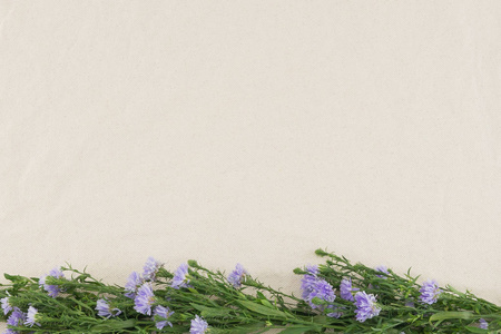 紫色剪花花圈在白色薄纱织品与拷贝空间