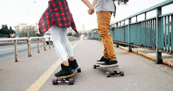滑板有吸引力的情侣