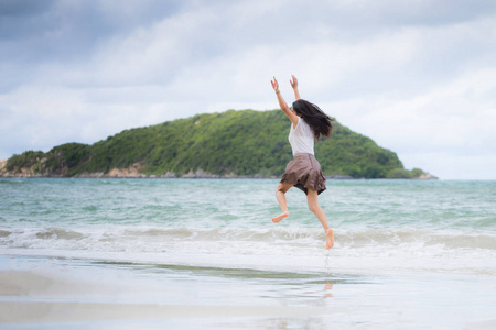 亚洲美女在泰国海滩上度假